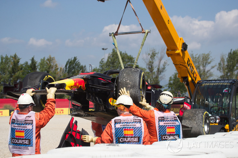El coche chocado de Daniel Ricciardo, Red Bull Racing RB14 es removido en la PL1
