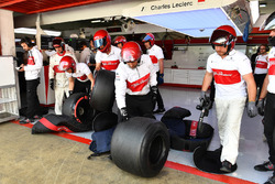 Sauber mechanics with Pirelli tyres