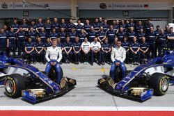 Sauber takım fotoğrafı Marcus Ericsson Ve Pascal Wehrlein ve Sauber C36