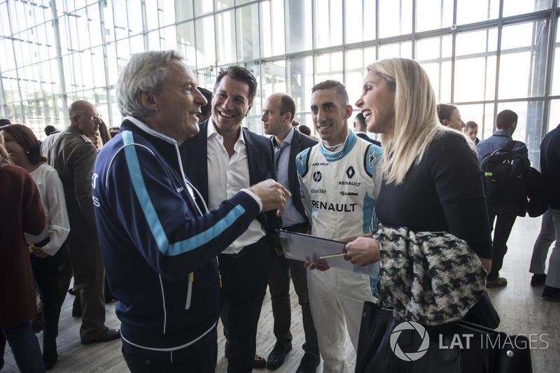Sébastien Buemi, Renault e.dams, parle au directeur d'équipe Jean-Paul Driot