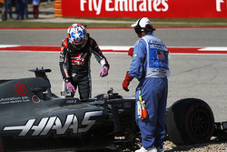 Romain Grosjean, Haas F1 Team VF-17, Sube de su coche después de los giros