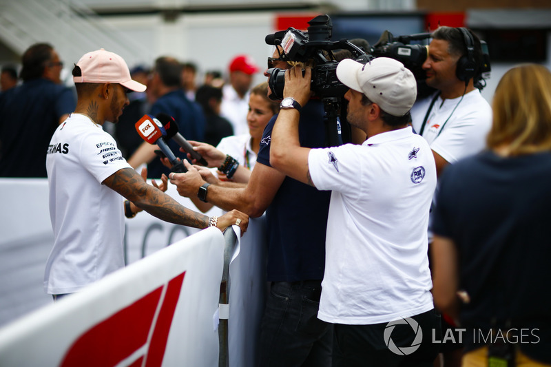 Un caméraman de la Fox filme Lewis Hamilton, Mercedes AMG F1
