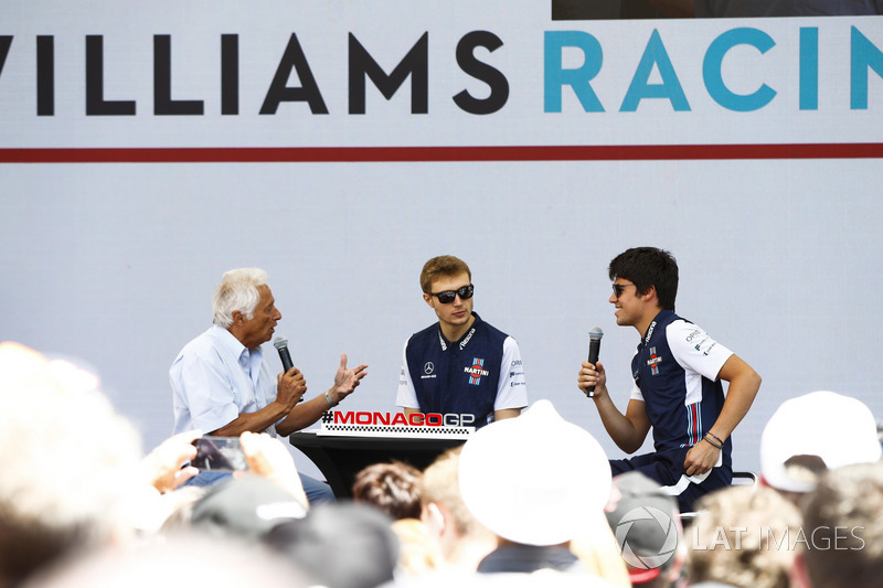 Bob Constanduros discute avec Lance Stroll, Williams Racing, et Sergey Sirotkin, Williams Racing, sur scène