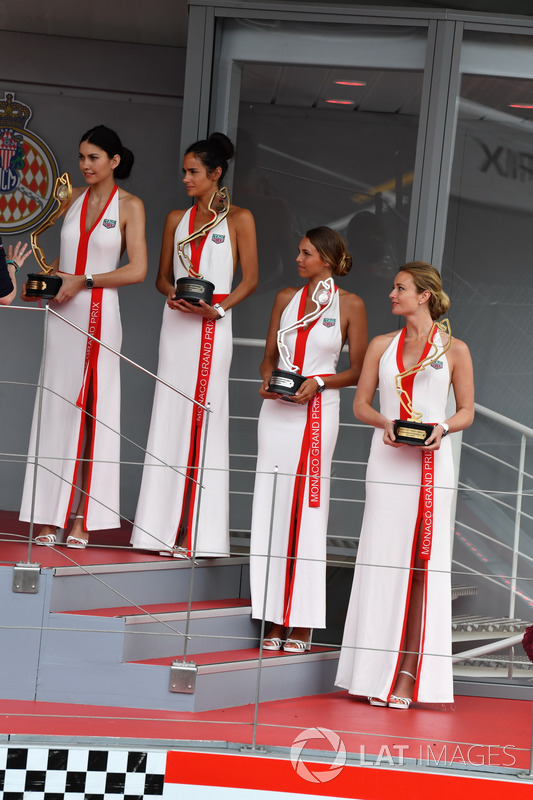 Chicas de TAG Heuer en el podio