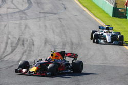 Max Verstappen, Red Bull Racing, RB13; Lewis Hamilton, Mercedes AMG F1, W08