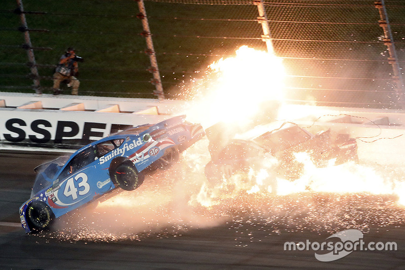 2. Aric Almirola, Richard Petty Motorsports Ford, Danica Patrick, Stewart-Haas Racing Ford, Joey Logano, Team Penske Ford, in un tremendo incidente