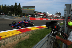Carlos Sainz Jr., Scuderia Toro Rosso STR12 und Kameramann