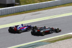 Kevin Magnussen, Haas F1 Team VF-17, battles, Carlos Sainz Jr., Scuderia Toro Rosso STR12