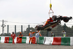 Marshals remove the car of Kimi Raikkonen, Ferrari SF70H, after a crash