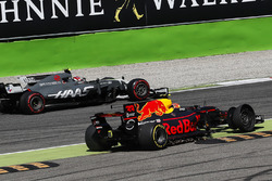Max Verstappen, Red Bull Racing RB13, front puncture