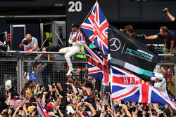 Il vincitore della gara Lewis Hamilton, Mercedes AMG F1 festeggia con i fan