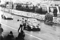 Ford's erster Sieg bei den 24 Stunden von Le Mans, 1966: Sieger Ford GT-40 Mark II mit Bruce McLaren