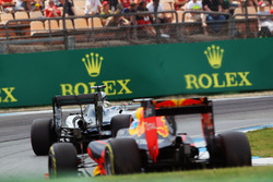 Lewis Hamilton, Mercedes AMG F1 W07 Hybrid, vor Daniel Ricciardo, Red Bull Racing RB12