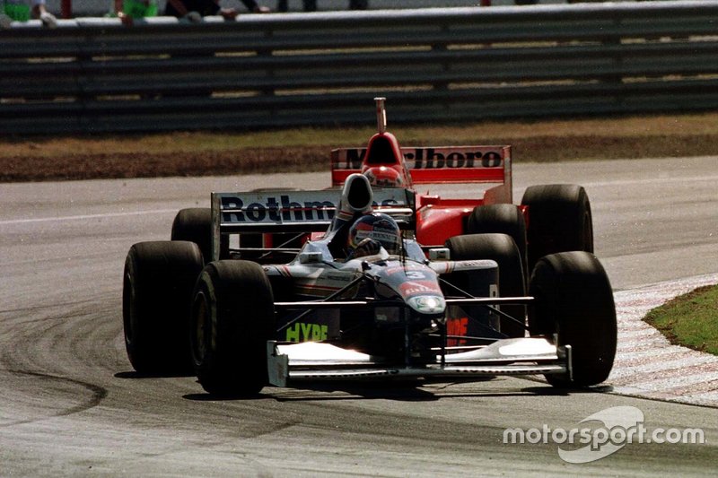 Villeneuve e Irvine, en las últimas vueltas del GP de Argentina