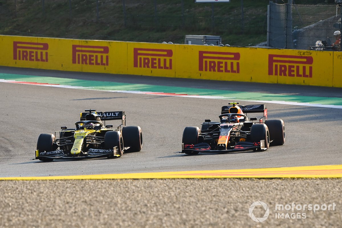 Daniel Ricciardo, Renault F1 Team R.S.20, battles with Alex Albon, Red Bull Racing RB16