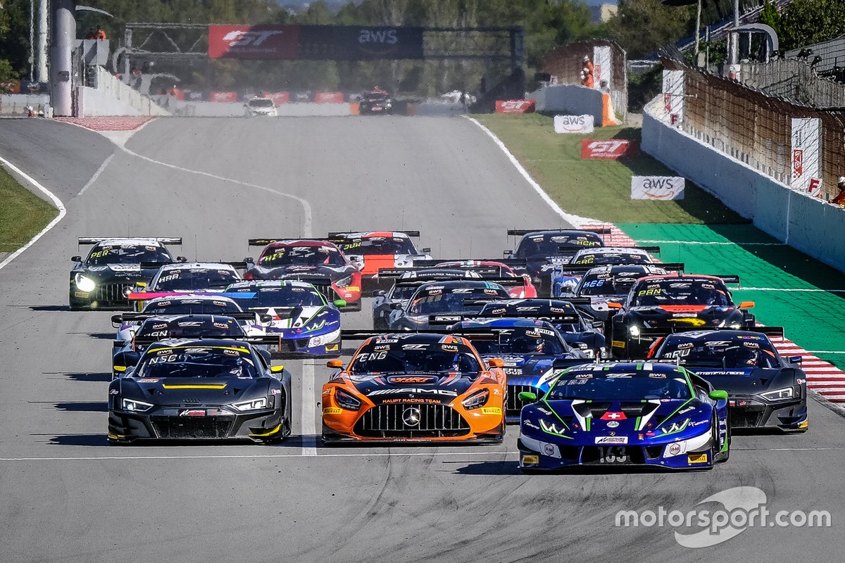Старт спринтерской гонки в Барселоне: за лидерство сражаются экипажи на Lamborghini, Audi и Mercedes