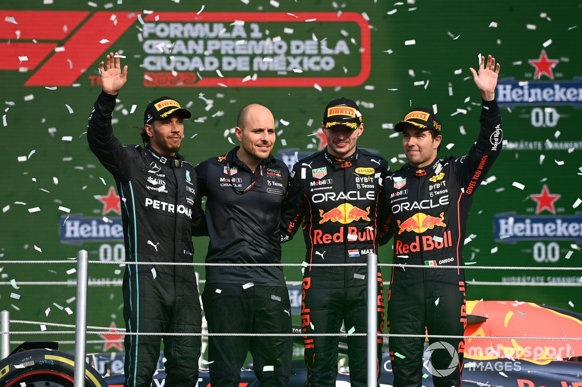 Podio: segundo lugar Lewis Hamilton, Mercedes AMG, ganador Max Verstappen, Red Bull Racing, tercer lugar Sergio Pérez, Red Bull Racing