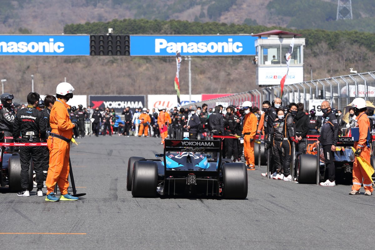 緊張感高まるスターティンググリッド(写真は第1戦)