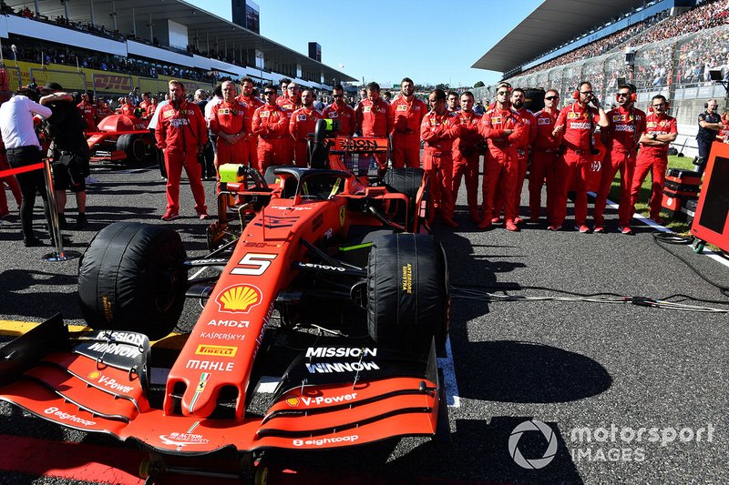 Mechanics on the grid with the car of Sebastian Vettel, Ferrari SF90