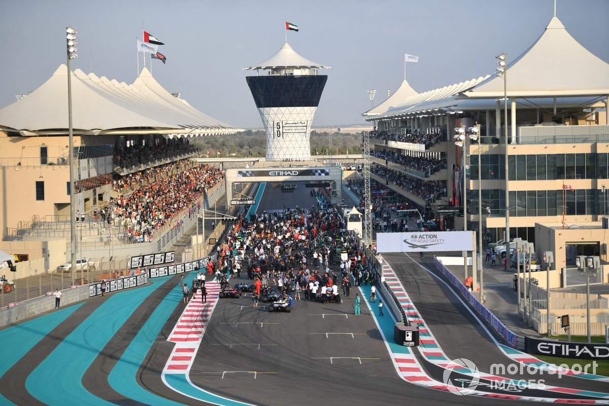 The busy pre race grid takes shape as Mick Schumacher, Haas VF-21, arrives