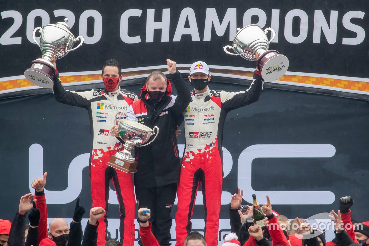 Juara dunia WRC 2020, Sebastien Ogier (kanan), bersama navigatornya, Julien Ingrassia, dan Prinsipal Toyota Gazoo Racing, Tommi Makinen (tengah).