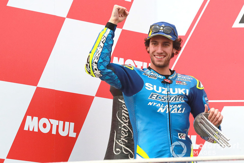 Alex Rins en el podio de Valencia