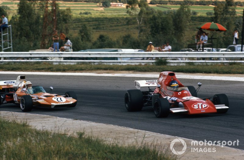 Ronnie Peterson, March 721 Ford y John Love, Surtees TS9 Ford