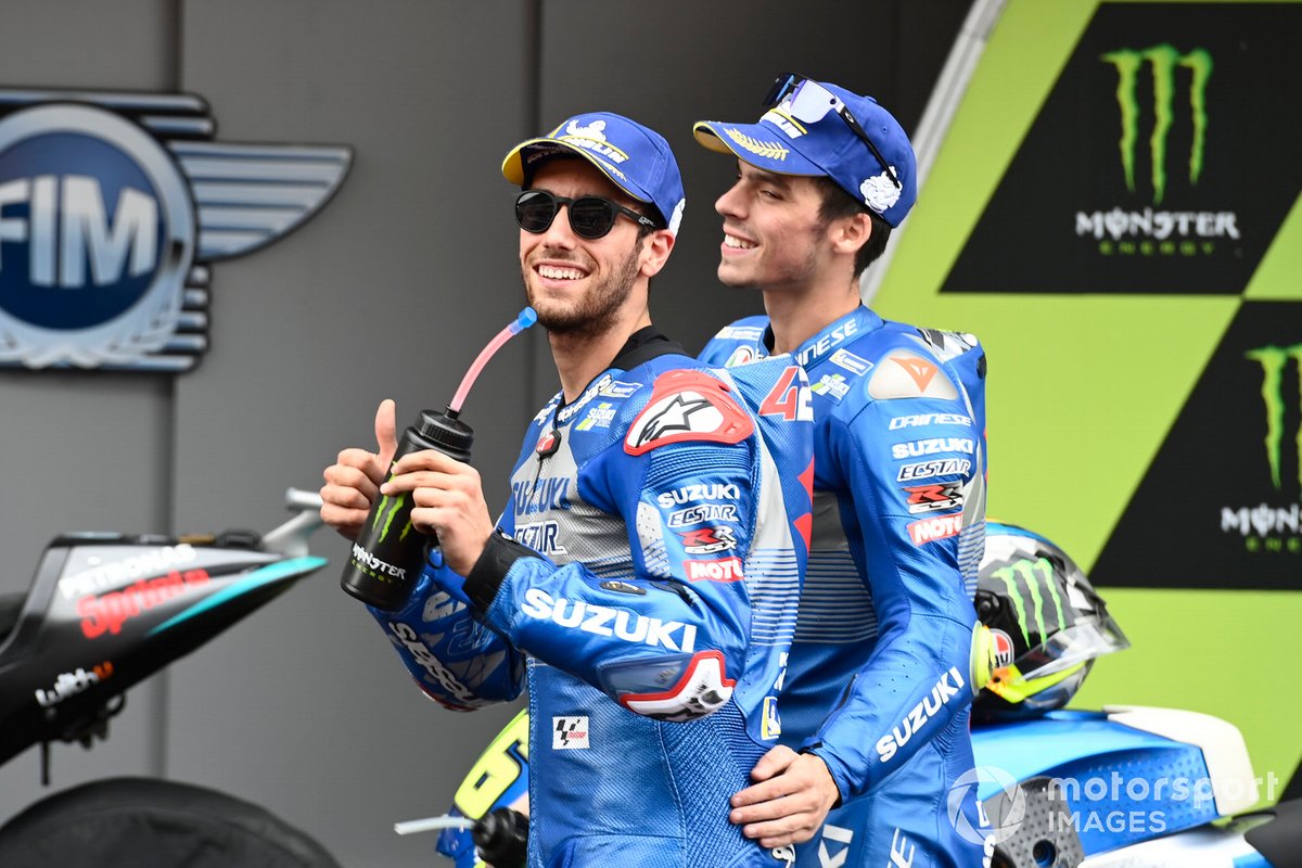 Pembalap Tim Suzuki Ecstar MotoGP , Alex Rins (kiri) bersama rekan setimnya, Joan Mir.