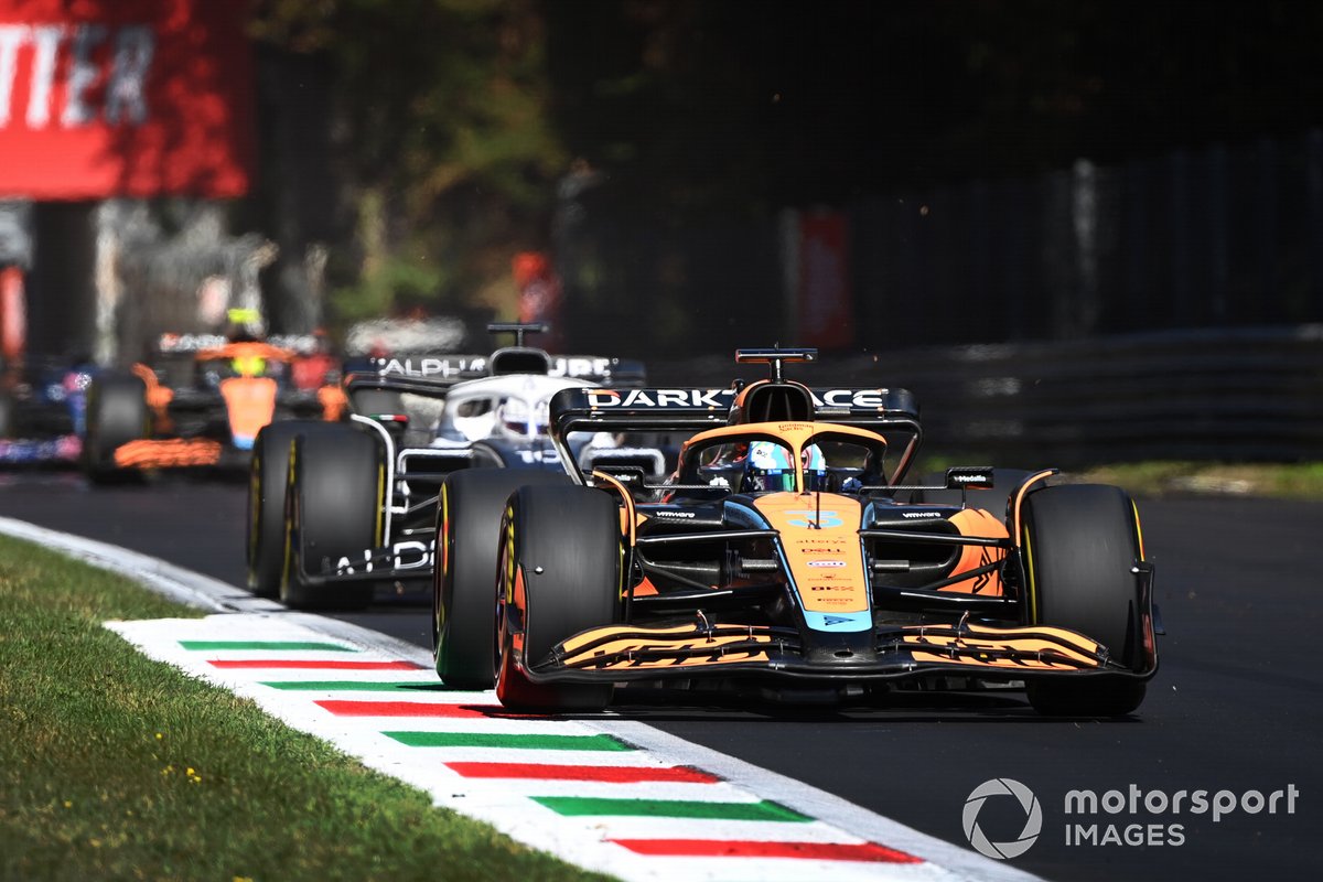 Daniel Ricciardo, McLaren MCL36, in lotta con Pierre Gasly a Monza