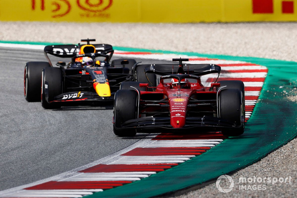 Charles Leclerc, Ferrari F1-75, Max Verstappen, Red Bull Racing RB18 in battaglia