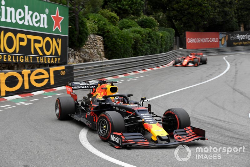 Max Verstappen, Red Bull Racing RB15, berada di depan Sebastian Vettel, Ferrari SF90 di lomba GP Monako 2019.
