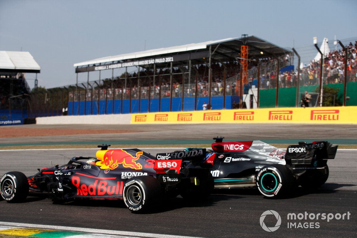 Max Verstappen, Red Bull Racing RB16B, e Lewis Hamilton, Mercedes W12