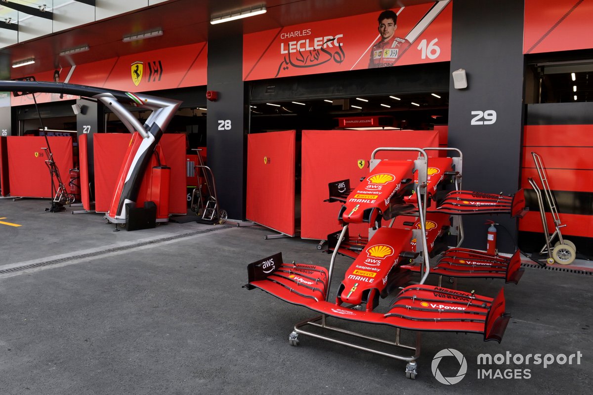 Musi della Ferrari fuori dal garage di Charles Leclerc, Ferrari