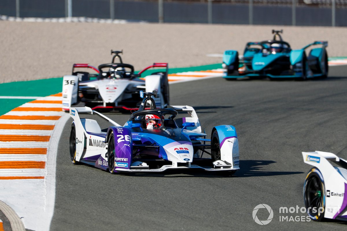 Maximilian Gunther (depan) dari Tim BMW I Andretti Motorsports yang menggeber BMW iFE.21 usai melewati Andre Lotterer dari Tim Tag Heuer Porsche yang turun dengan Porsche 99X Electric di Formula E musim 2019/20 lalu.
