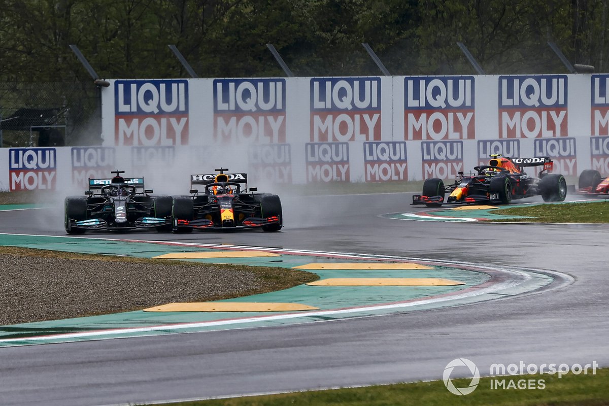 Lewis Hamilton, Mercedes W12, en Max Verstappen, Red Bull Racing RB16B
