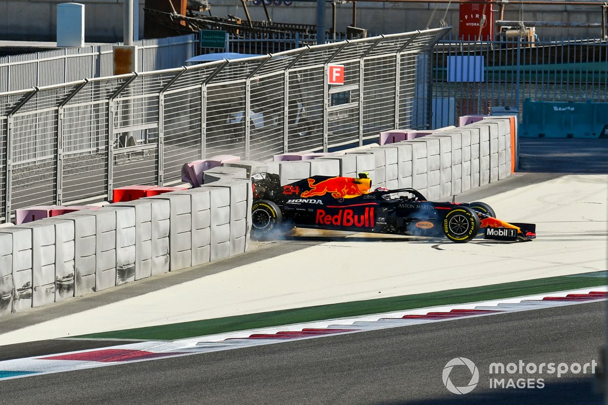 Sebastien Buemi gaat even van de baan, maar kan door.