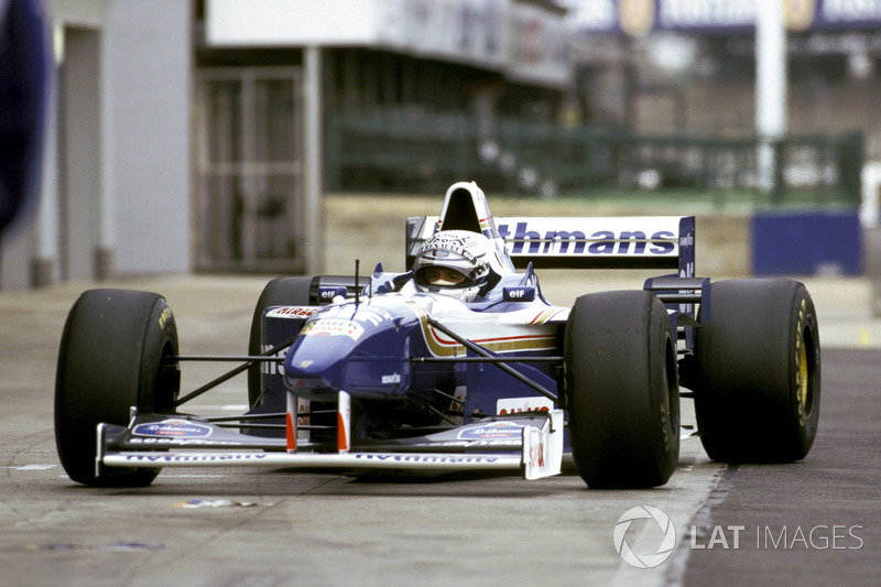 Ріккардо Патрезе керує чемпіонською машиною Williams Renault FW18