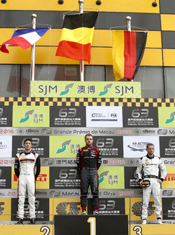 Podium: Racewinnaar Laurens Vanthoor, Audi Sport Team WRT Audi R8 LMS; tweede plaats Kévin Estre, Ma