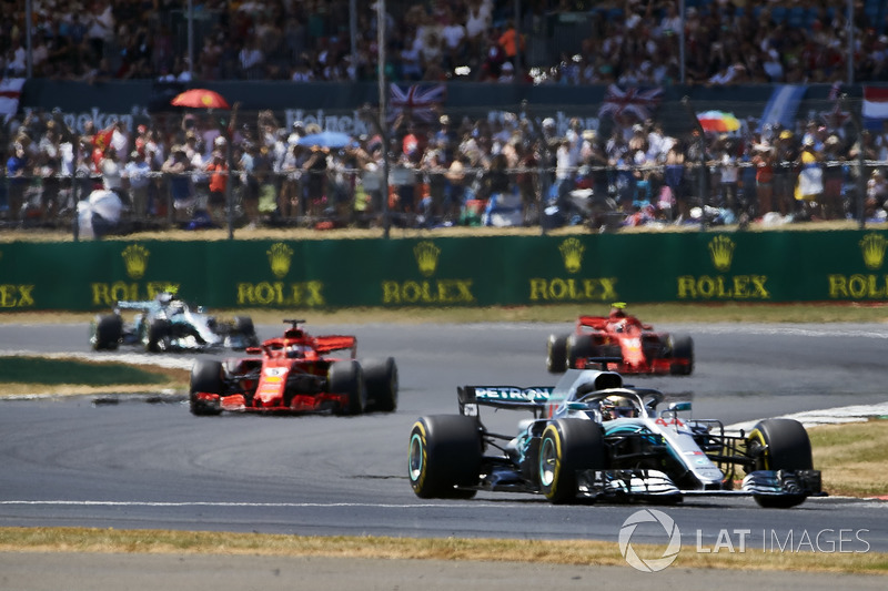 Lewis Hamilton, Mercedes AMG F1 W09, devant Sebastian Vettel, Ferrari SF71H, Kimi Raikkonen, Ferrari SF71H, et Valtteri Bottas, Mercedes AMG F1 W09