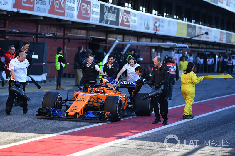Stoffel Vandoorne, McLaren MCL33 est poussée dans la ligne des stands