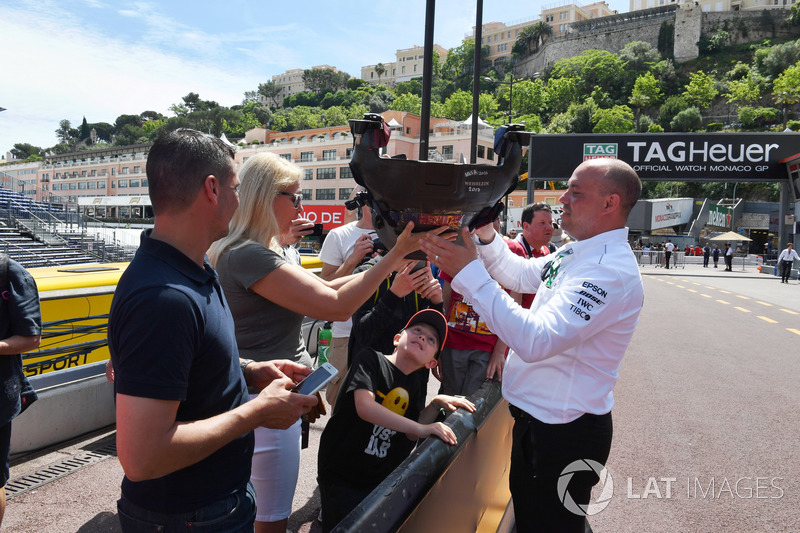 Tifosi con un sedile della Mercedes-AMG F1 W09