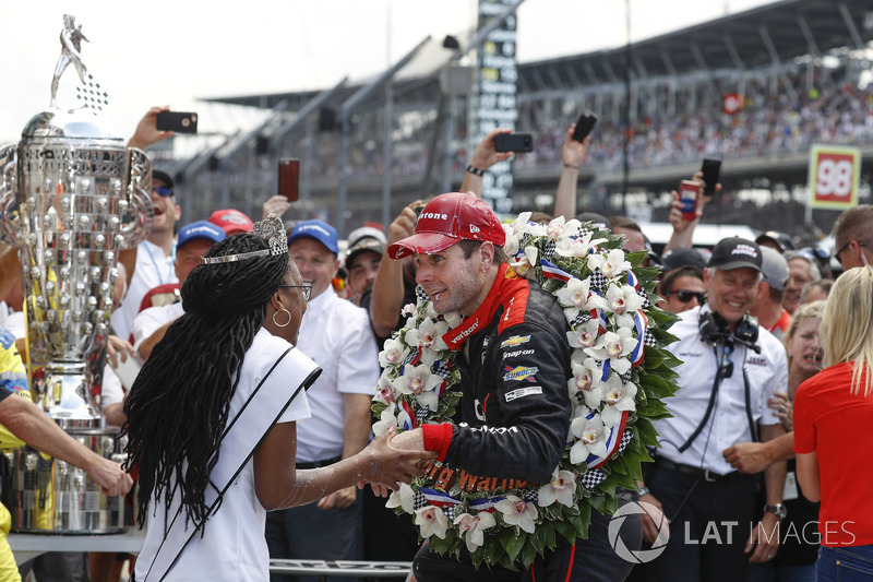 Il vincitore della gara Will Power, Team Penske Chevrolet, festeggia