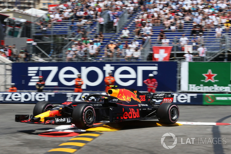 Max Verstappen, Red Bull Racing RB14, va a sbattere contro le barriere