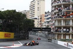 Daniel Ricciardo, Red Bull Racing RB14, leads Sebastian Vettel, Ferrari SF71H