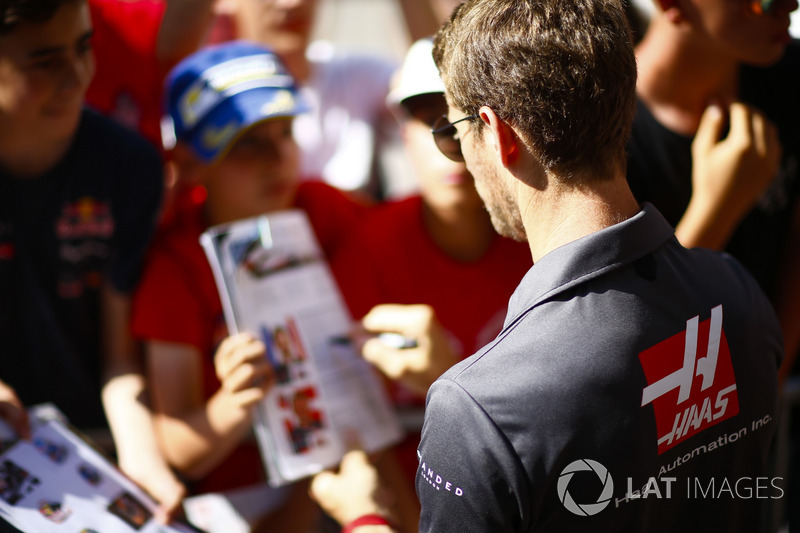 Romain Grosjean, Haas F1 Team, signe des autographes