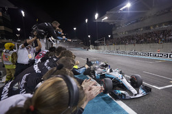 Checkered falg for Valtteri Bottas, Mercedes AMG F1 W08