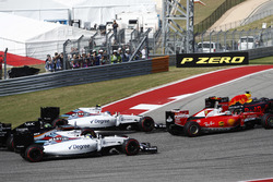 Max Verstappen, Red Bull Racing RB12 voor Sebastian Vettel, Ferrari SF16-H; Valtteri Bottas, William