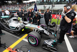 Lewis Hamilton, Mercedes AMG F1 W07 Hybrid, sulla griglia di aprtenza
