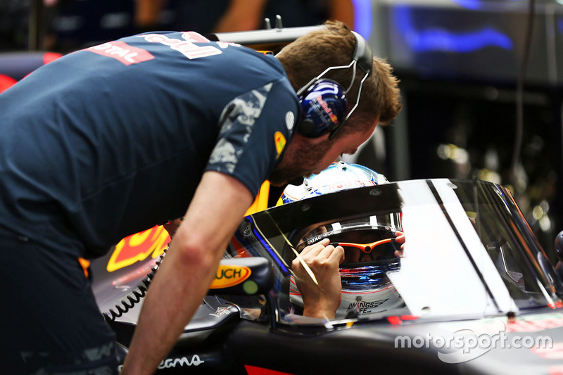 Daniel Ricciardo, Red Bull Racing RB12 met Aeroscreen