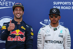 Poleman Daniel Ricciardo, Red Bull Racing, terzo qualificato Lewis Hamilton, Mercedes AMG F1 Team